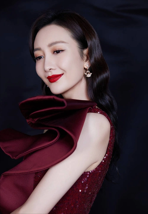 王鸥穿酒红色太美了一身亮片连衣裙亮相烈焰红唇摇曳生姿