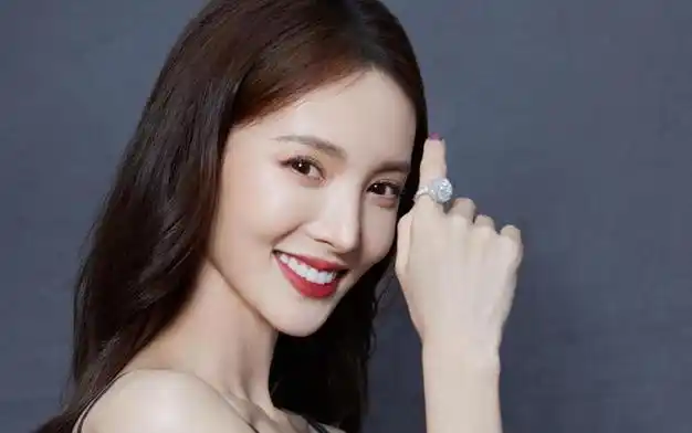 胡夏在回北京后并没有直接回家,而是提着礼物径直前往了金晨父母的家