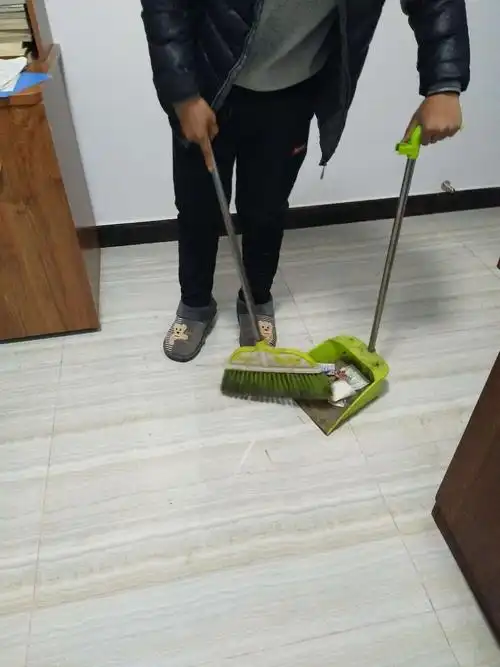 扫地上的灰尘,垃圾