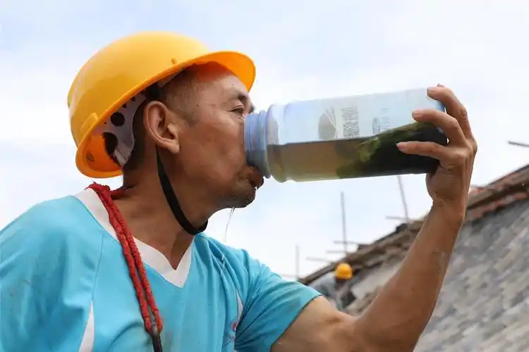 高温下的建筑工人用汗水浇筑工匠精神绘就最壮美画面