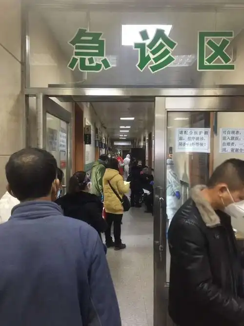 医院里24小时最热闹的科室只能是急诊科,即使是疫情最严峻的时候,急诊