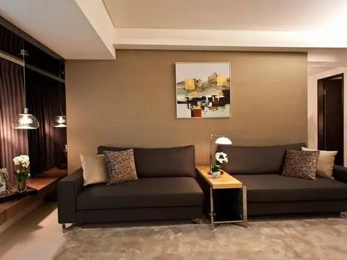 这是一套大四居室的房子装修案列,设计师主以棕色为室内的主色调,在