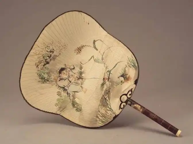 团扇摇曳微风起 扇出传统东方文化的绰约风姿
