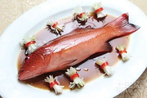 3,清蒸东星斑是一般蒸鱼的方法一样,主要是火候掌握一定要好.