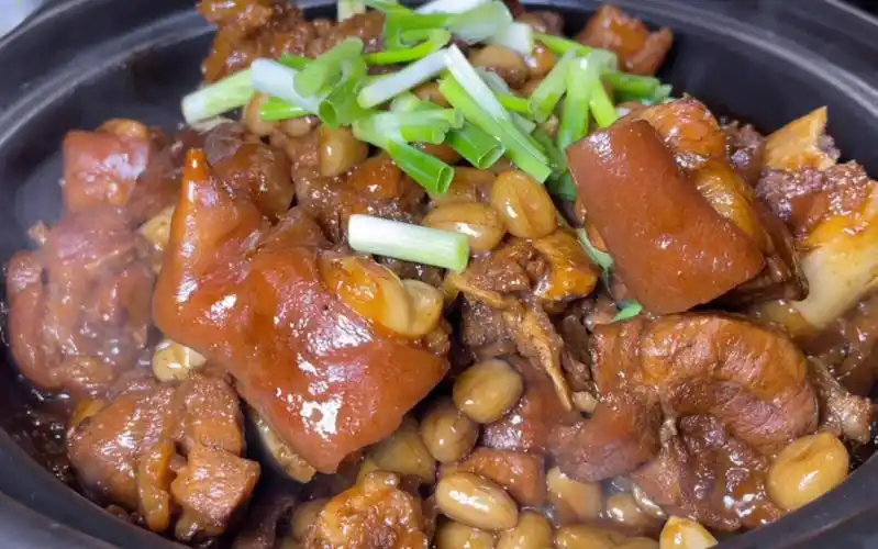 花生章鱼煲猪脚的功效(花生章鱼煲猪脚:美味养生,助力补钙补铁)