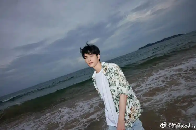 龚俊微博晒海边照并配文明天继续加油全力以赴