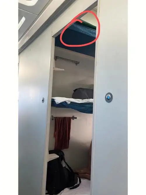 准备下去了,然后又回来了,要憋死我了#青岛  #火车卧铺  #火车上铺