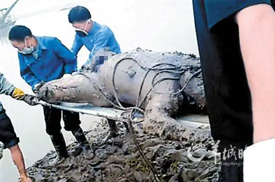 上访村长离奇浮尸资江 家属和政府各执一词(图)