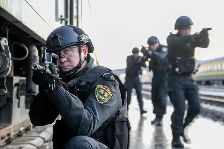 迎春运银川铁路特警进行突发事件处置演练