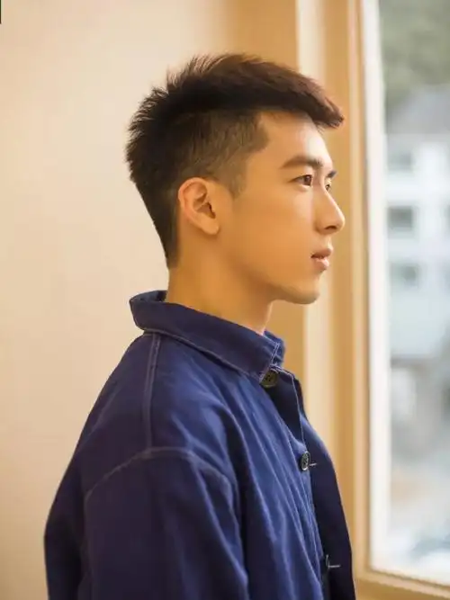 要说这个发型最适合什么风格,那应该是工装机能风是最最适合的.