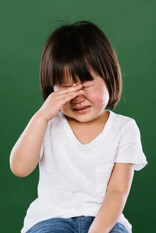 哭泣的小女孩