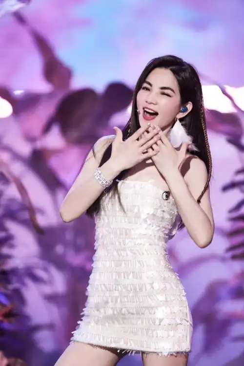 陈嘉桦@嘉桦ella在舞台上简直玩"疯"了#乘风叮叮当当舞台##乘风2023一