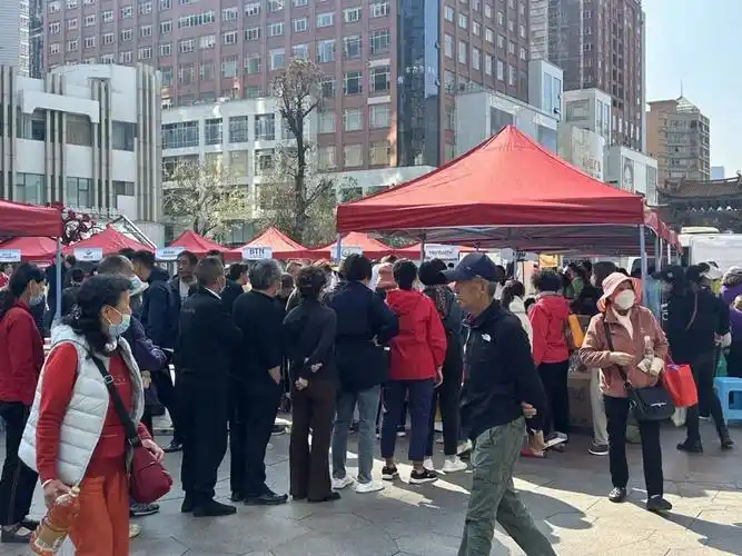 今天南屏街真热闹有人把香蕉米线都带去了