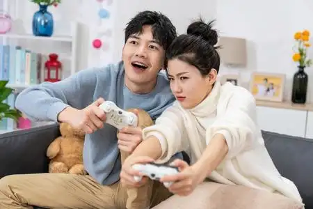 情侣玩游戏图片