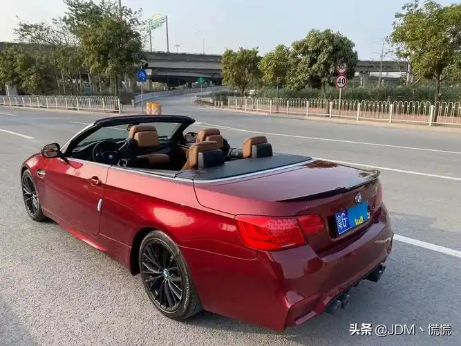 11年1月宝马330i硬顶敞篷轿跑车30t七档双离合两门四座306匹马力输出5