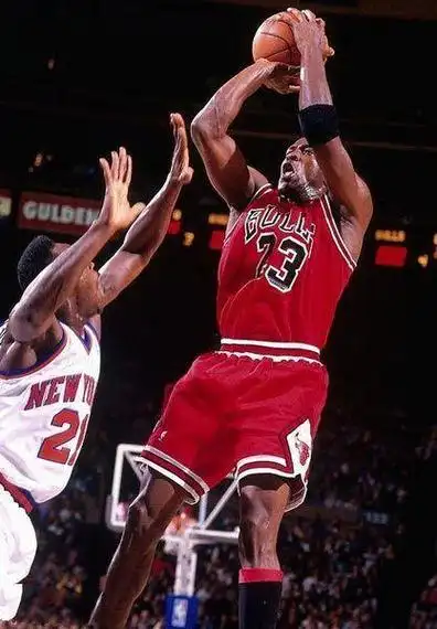 抢篮板乔丹面对防守乔丹霸气的单手暴扣撤步跳投场边休息乔丹迷人的微