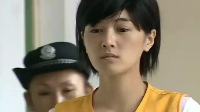 红蜘蛛:美女杀害情敌,难逃法律制裁,双脚带上铁链