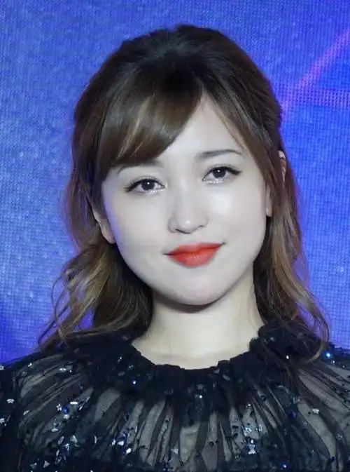 被爱情滋润的女明星有多美?金莎脸圆抢镜,婴儿肥太可爱了!