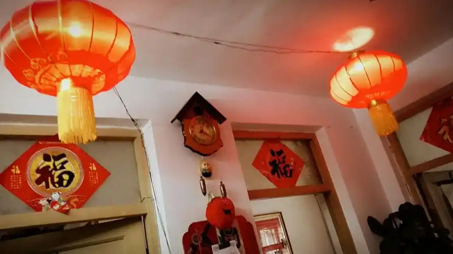 奶奶说:"在家里挂上灯笼有喜庆的氛围",春节挂上圆圆的灯笼,象征着