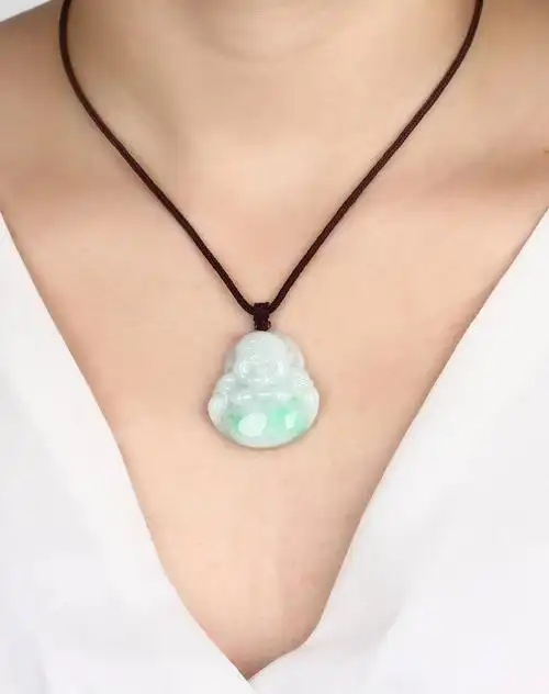 精雕细腻豆种俏色飘阳绿饱满佛公天然a货翡翠吊坠