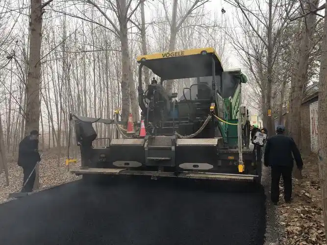 道路摊铺机摊铺沥青混凝土面层进行中