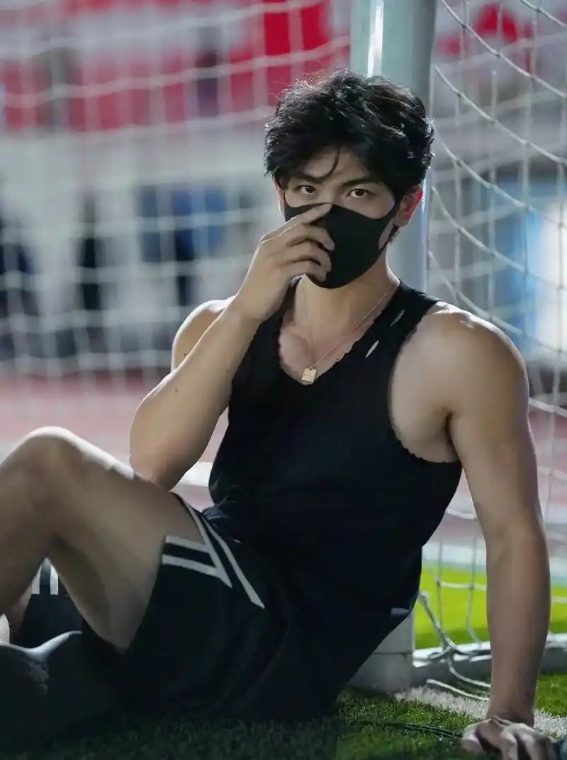 不会有人不喜欢学长吧.#男生写真 #体育生 #摄影 @dou - 抖音