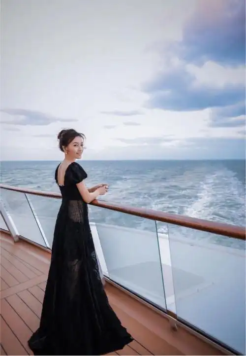 张庭哪像70年的?身穿黑色纱裙优雅又神秘,真有高级"贵妇感"