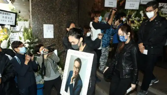 吴孟达未能替师父扶灵今师母素衣送他最后一程最后一段缘分