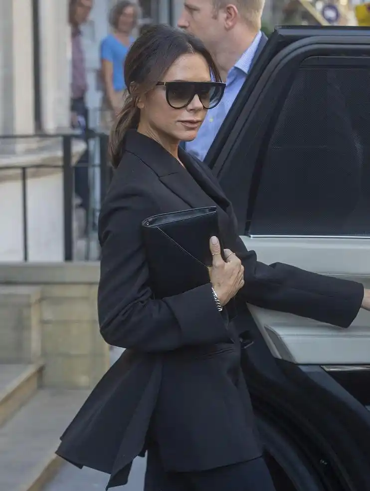 贝嫂维多利亚穿西装攻气足