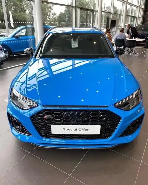 奥迪rs4旅行版实车蓝色的外观设计非常有运动风格