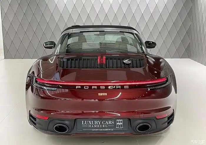 酒红色保时捷那圆润的尾部有一种魅力,这样的敞篷风格真是迷人.