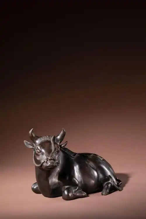 清 铜卧牛摆件