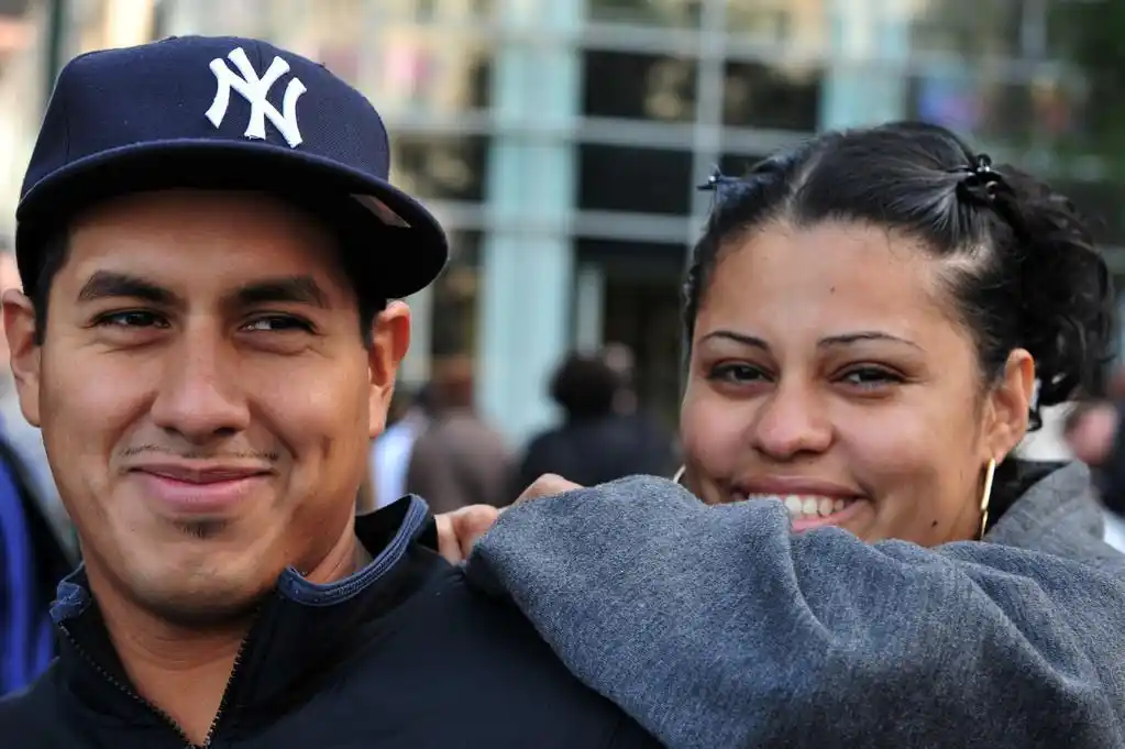 拉丁裔美国人夫妇,纽约-oct 11: 快乐的拉丁裔美国人夫妇在 2009 年