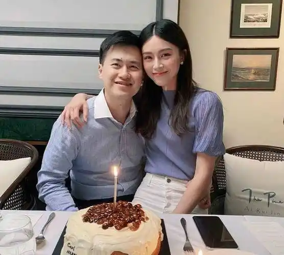 老公生日,文咏珊亲手做蛋糕发文撒娇,坐大腿搂腰太恩爱_杨颖_丈夫