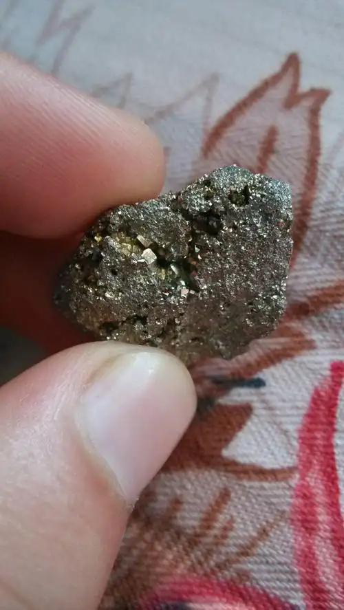 有人说是硫化铁矿石,有人说是金矿石.到底是什么?