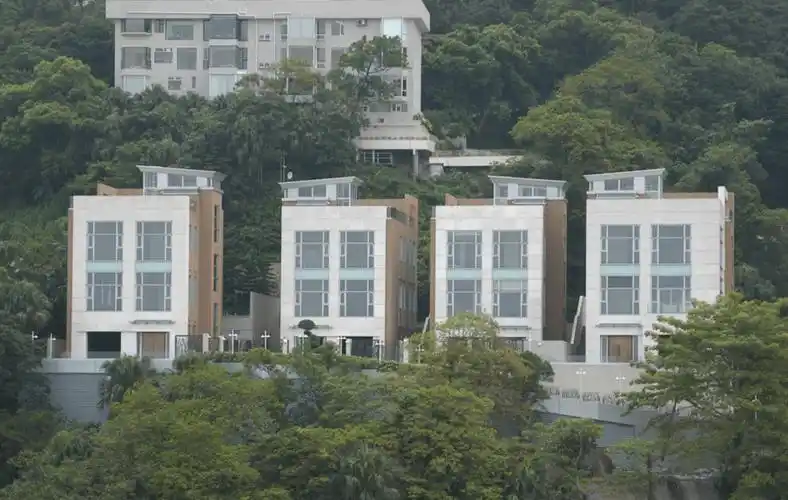 形容起来,香港白加道31号的这四栋洋房与刘銮雄只有间接关系,但是没有