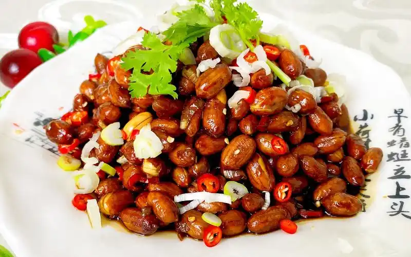 老师傅分享经典凉菜老醋花生,酥脆花生搭配酸甜料汁,清爽又解腻