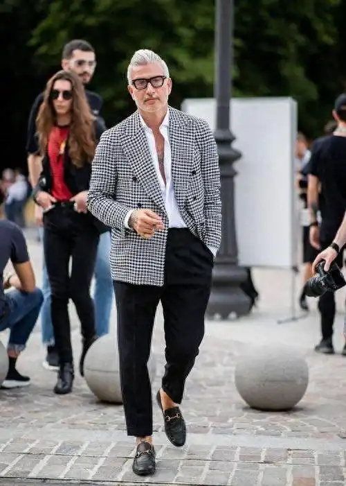 而对于50岁的中年男人来说,选择适合的服装颜色就显得尤为重要.