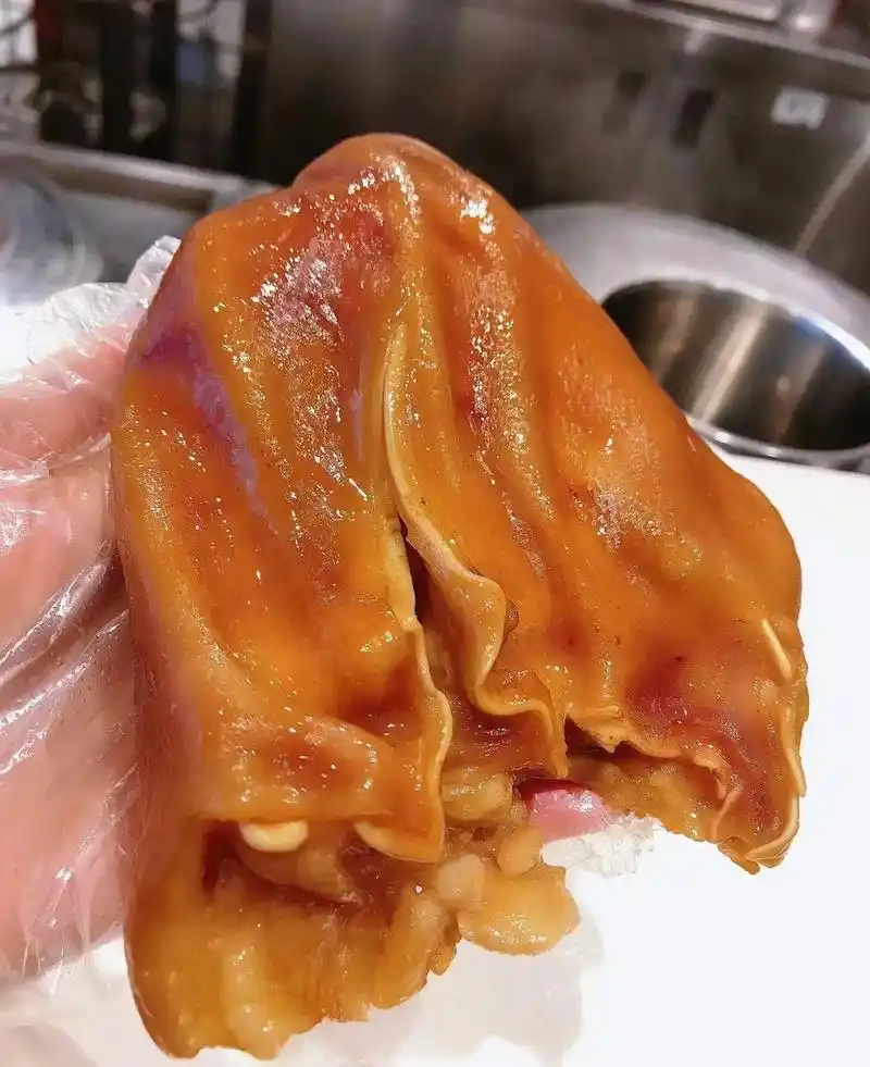 成品卤味-猪耳朵.#上热门  我们家的卤猪耳朵99色泽金黄, - 抖音