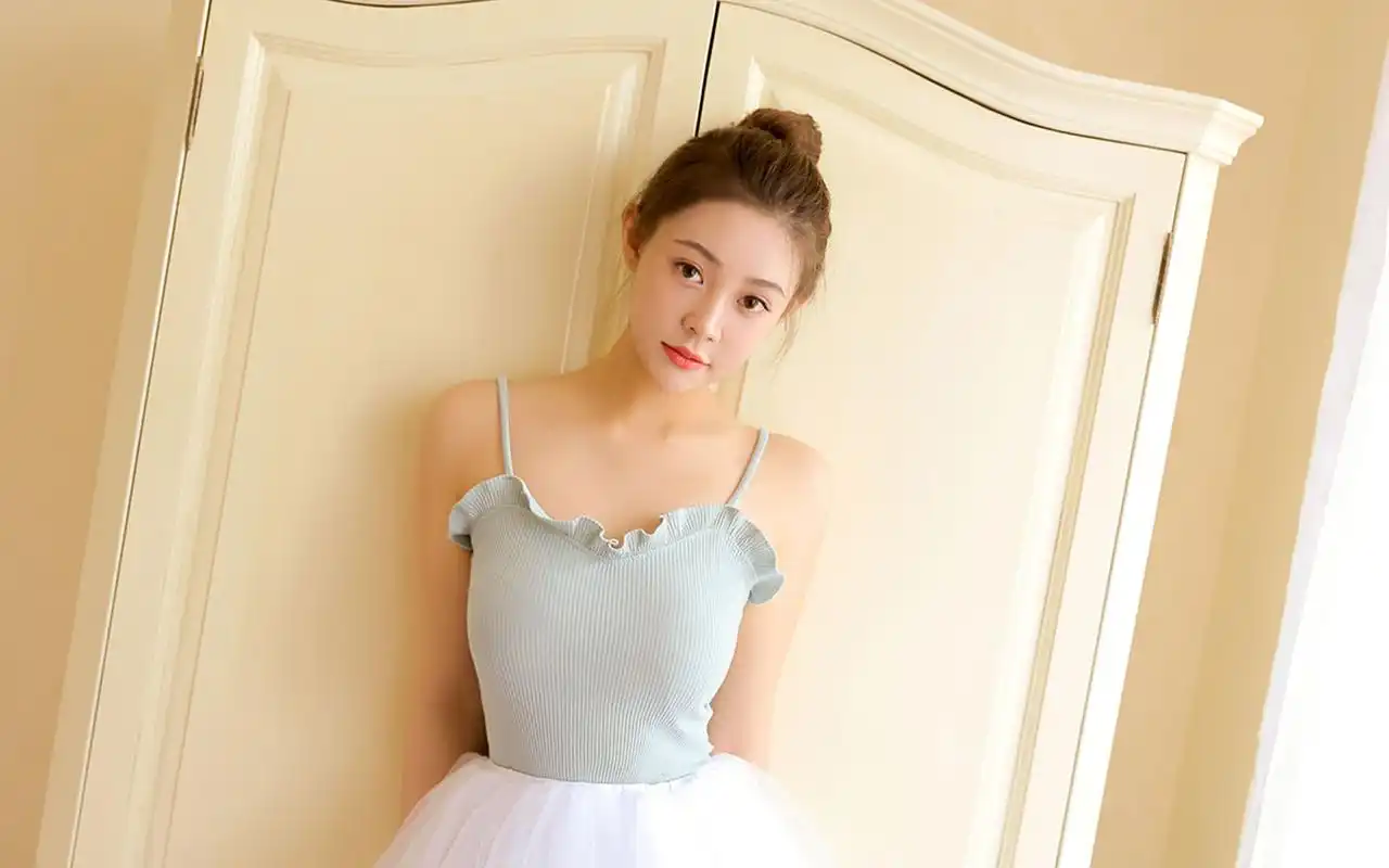 吊带美女少妇性感图片高清桌面壁纸