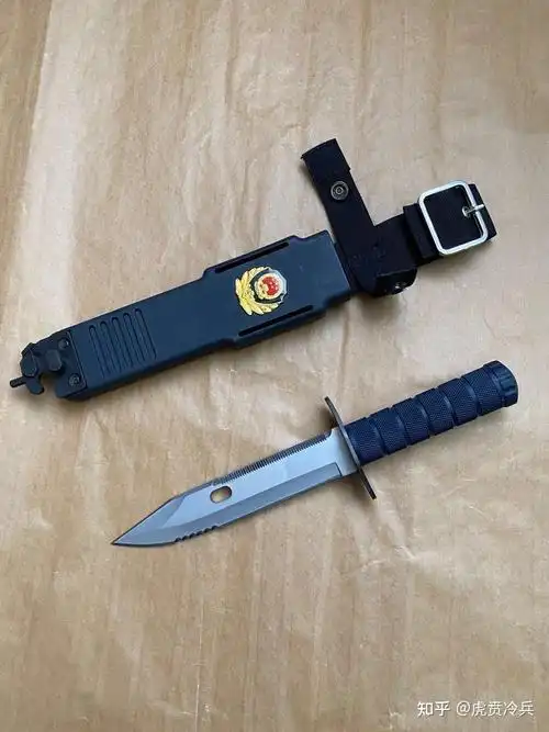 先锋警一代匕首,警匕一代没有配发的很广泛,现在的警用匕首二代已经配