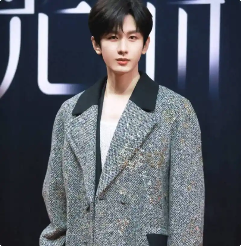 只是魏大勋的骨相,身高,以及在红毯上展现出来的气场,都给人一种不好