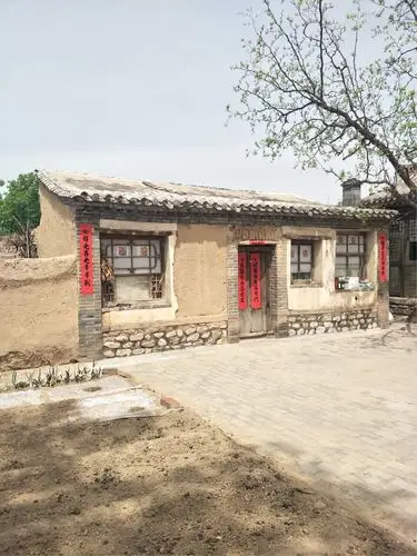 原始土墙瓦房