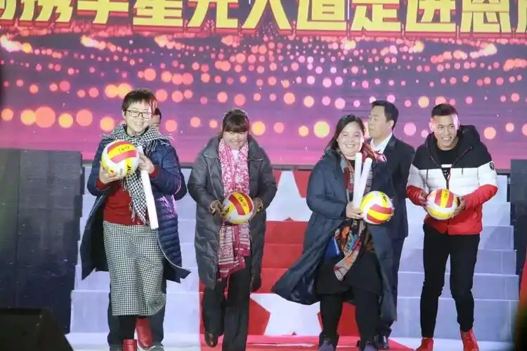 沙昱彤表演现场图一首首耳熟能详的歌曲,让人仿佛置身于《星光大道》