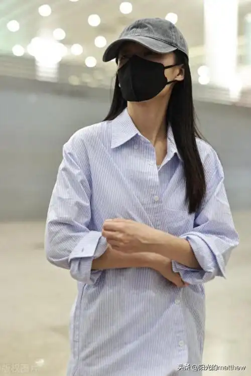 街拍李沁淡蓝色衬衫牛仔裤小白鞋灰色棒球帽简单利落