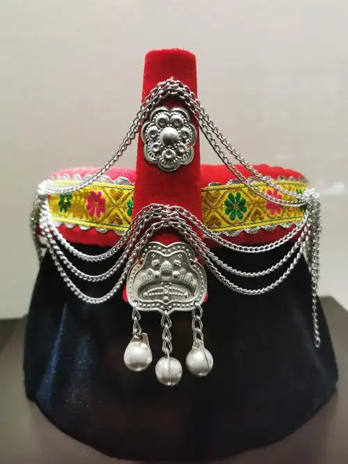 畲族男人帽子上的银饰品.