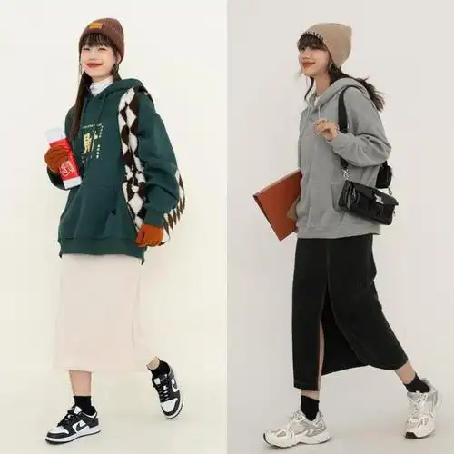 不过,有很大一部分姐妹穿卫衣总是喜欢搭配打底裤,虽说这种穿搭方法