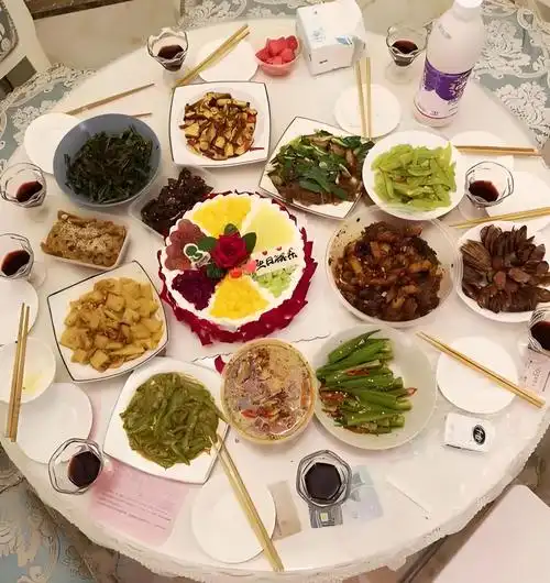 昨天是我妈的生日.我老婆辛辛苦苦做了一大桌子菜.