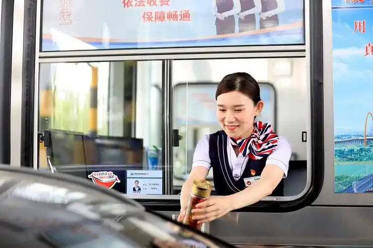 很多客人对一个城市的感受,首先是从收费站开始的.