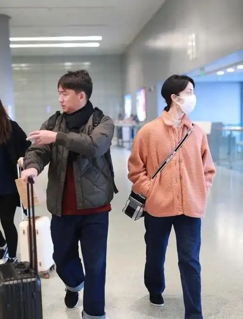 黄磊孙莉简约着装变朴实夫妇穿情侣裤情侣鞋低调撒糖